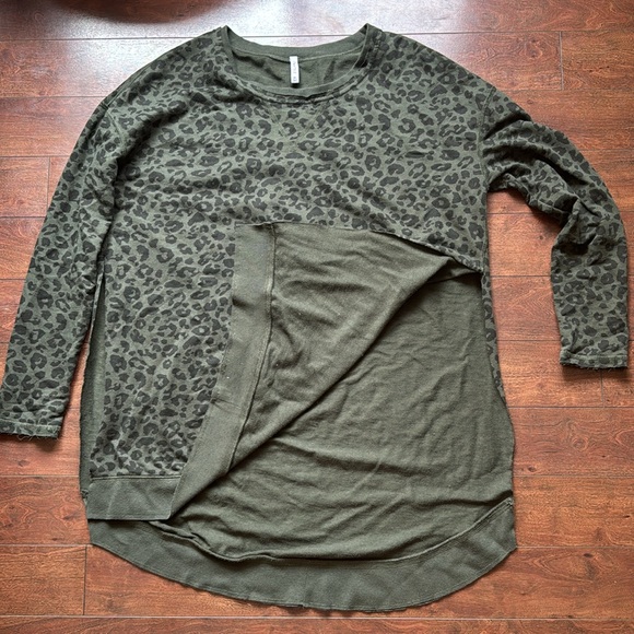 Z Supply Weekender - Green Leopard Print (Rosin) - Picture 7 of 7